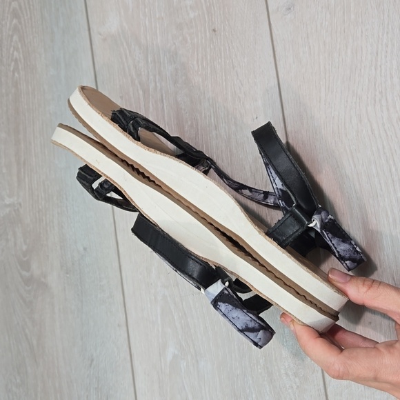 Teva Women Leather Strappy Sandals Flats shoes sz 8 - Picture 7 of 10